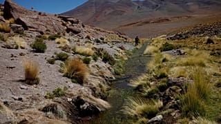 Un soldado en el tramo boliviano del río Silala en el estado de Potosí (Bolivia).