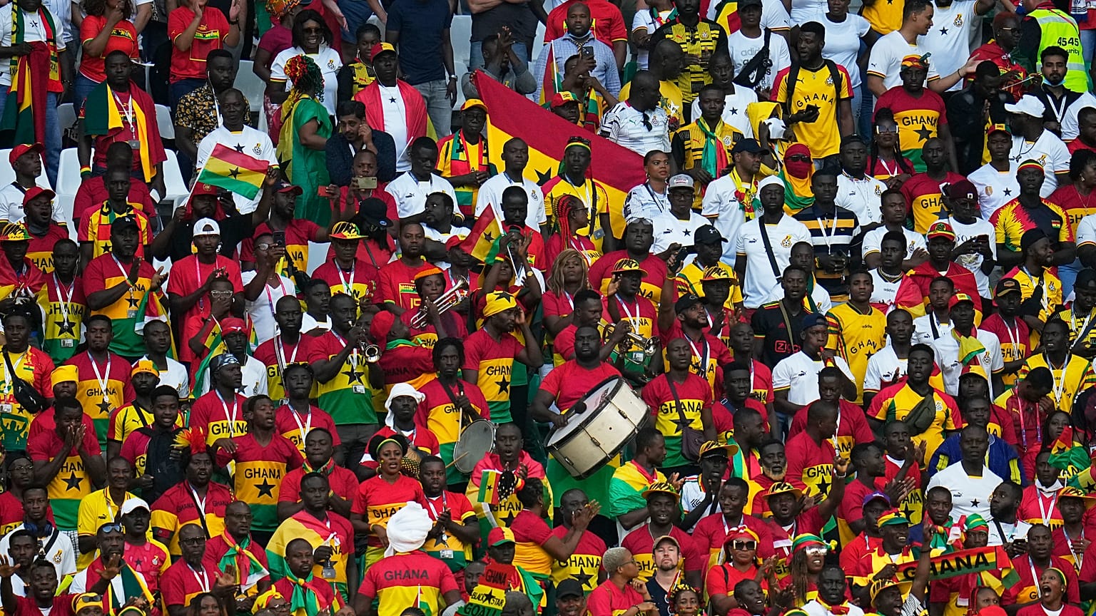 جماهير المشجعين الغانيين أثناء مباراة منتخب بلادهم مع منتخب كوريا الجنوبية في استاد الريان في الدوحة