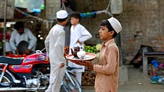 Un bambino, lavoratore in un bar in Pakistan