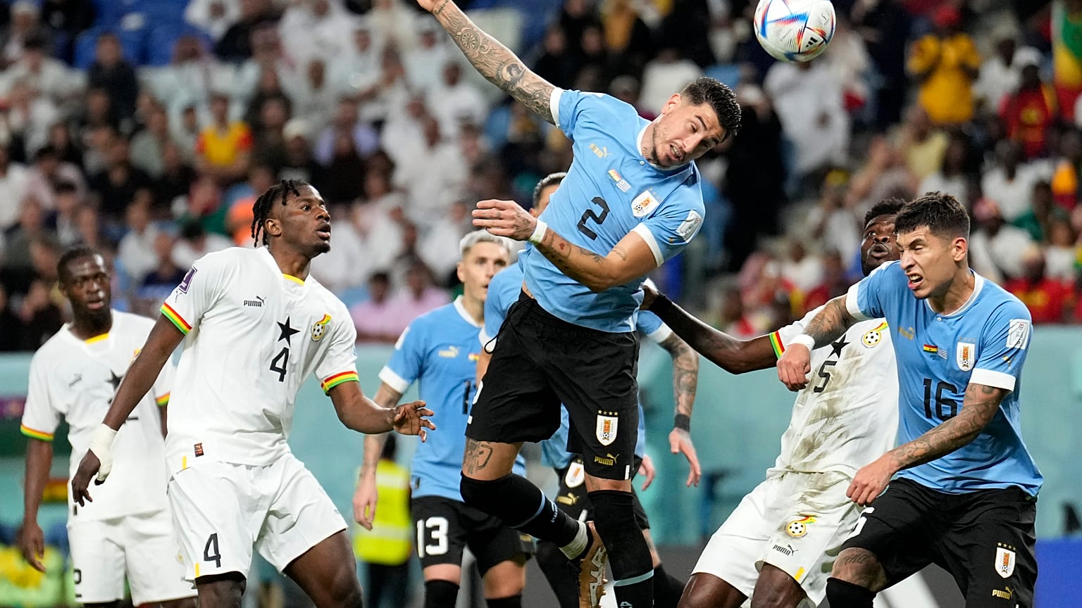 رأسية من لاعب الأوروغواي خوسيه خيمينيز