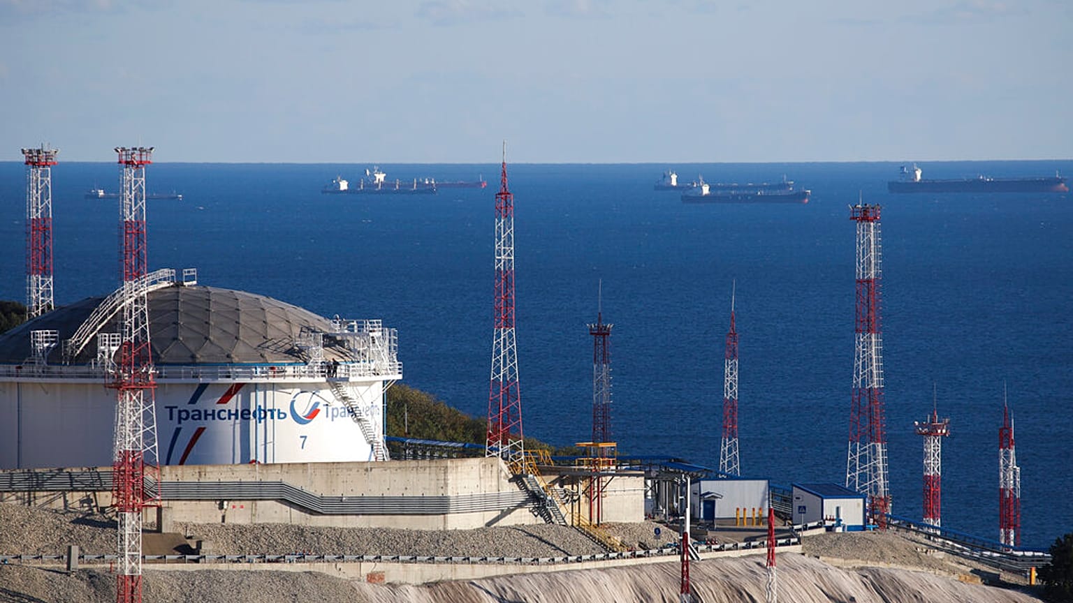 La UE llega a un acuerdo para fijar un tope al petróleo ruso en línea con el G7 