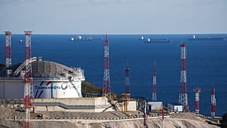 Öltanker am Schescharis Komplex in Noworossiysk, Russland