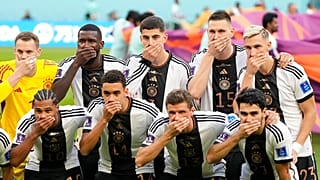Dünya Kupası: Alman futbolcular, FIFA'nın 'One Love' kararını ağızlarını kapatarak protesto etti