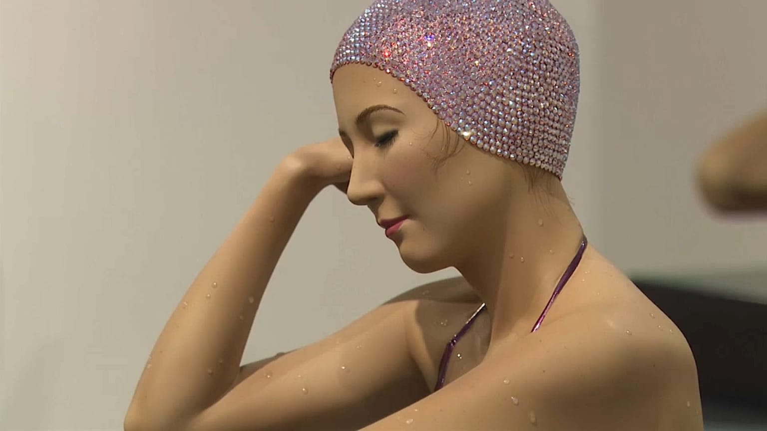 Auf der Art Basel Miami Beach 2022 werden hyperrealistische Werke von Schwimmern und Tänzern ausgestellt