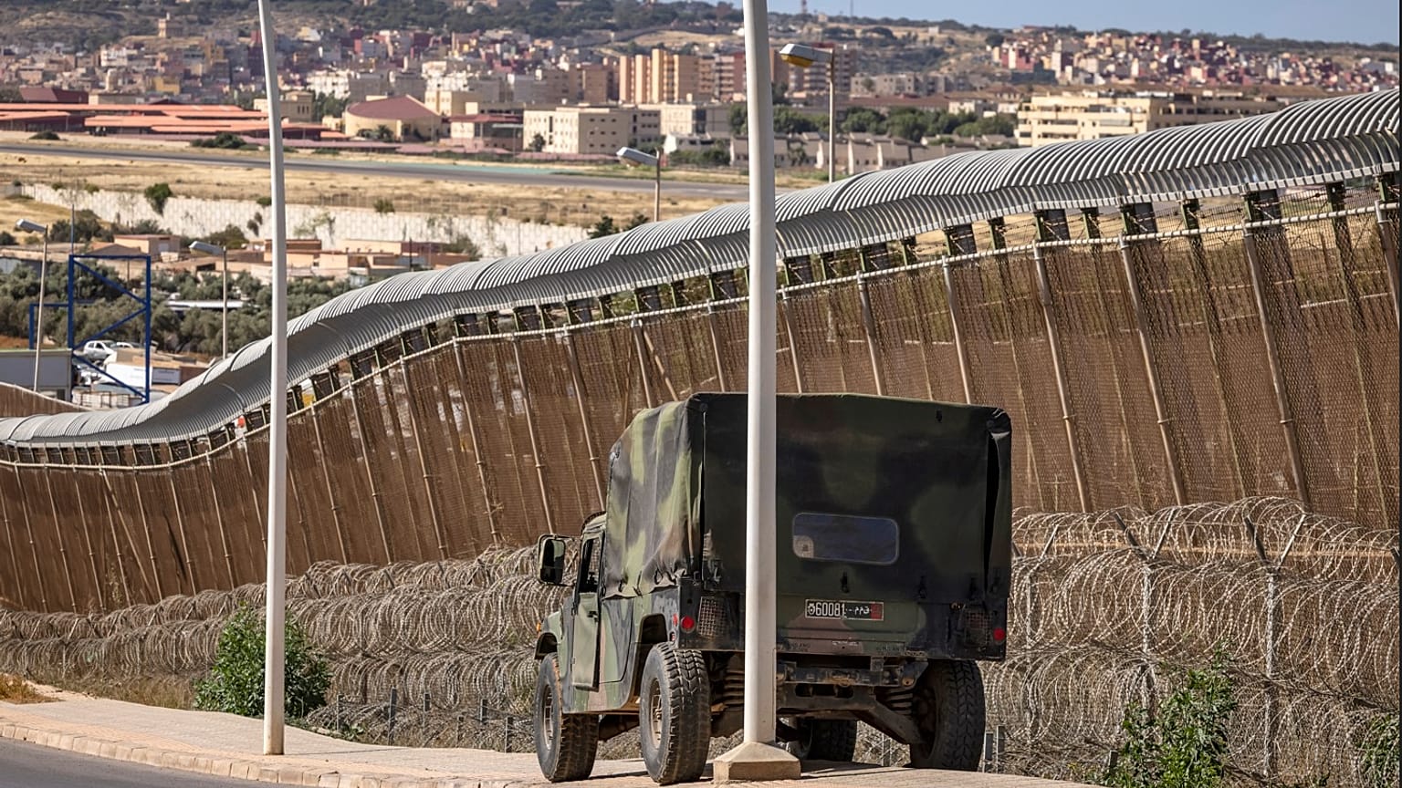 Die Grenze zwischen Marokko und den spanischen Enklave Melilla