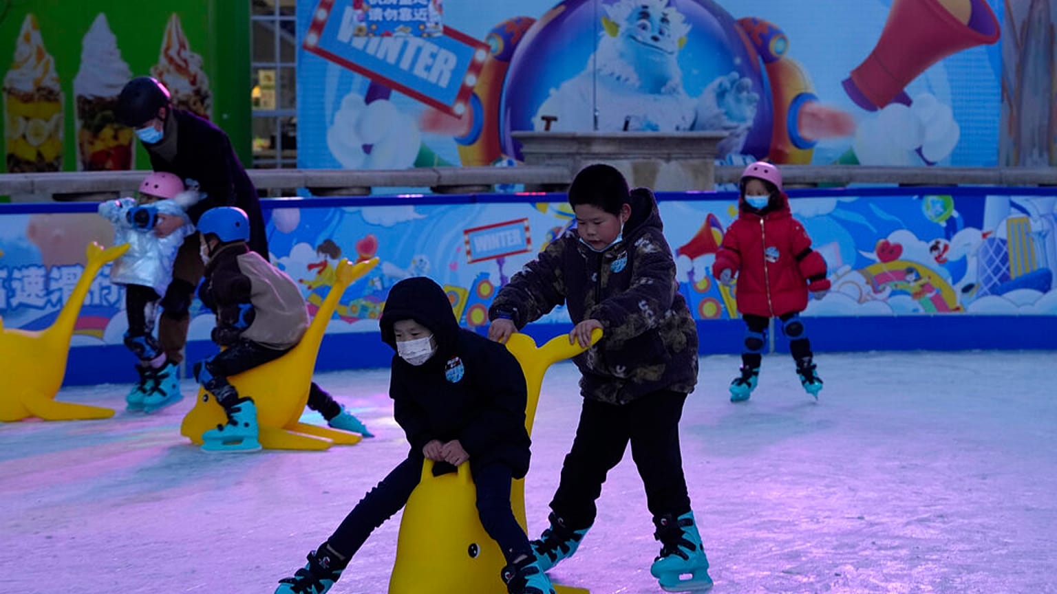 Niños juegan en un centro comercial reabierto en Pekín, China