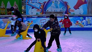 Niños juegan en un centro comercial reabierto en Pekín, China