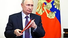 Lässt sich der Krieg in der Ukraine am Verhandlungstisch lösen? Der Westen sagt, Bedingung ist ein russischer Truppenrückzug.