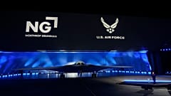 Το  B-21 Raider στην εκδήλωση παρουσίασης του νέου βομβαρδιστικού