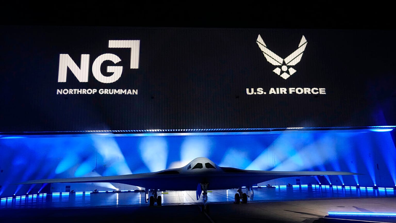 Yeni B-21'ler selefi B-2'ler gibi uçan kanat formunda üretiliyor