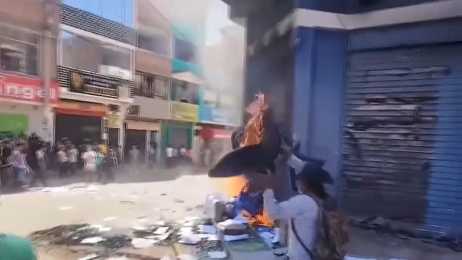 مظاهرات غاضبة في إحدى مدن بيرو احتجاجا على الإفراج عن مشتبه به بعد اعترافه بارتكابه جريمة قتل