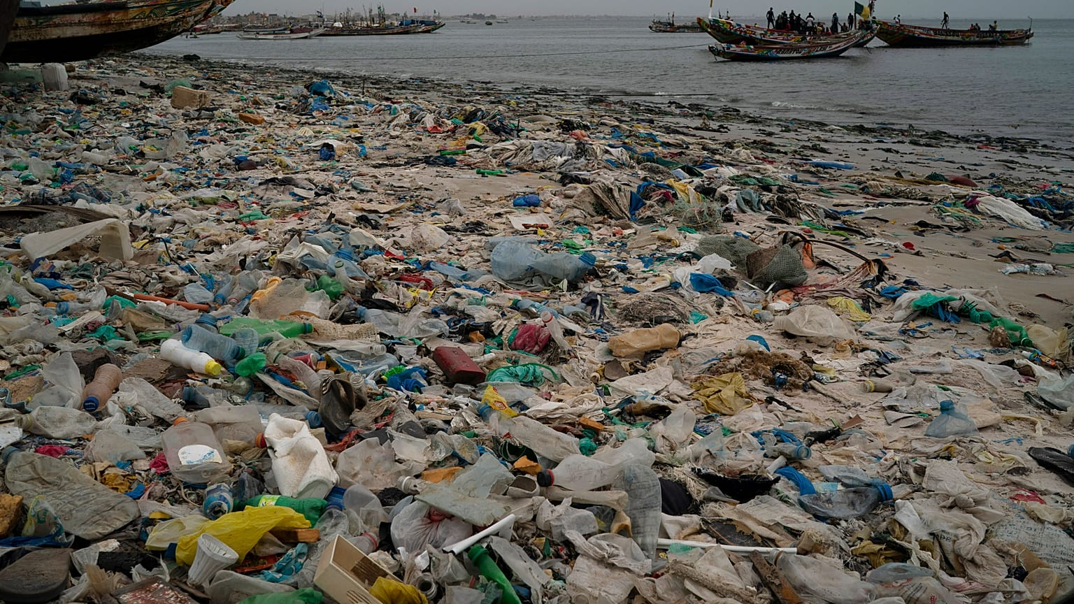 Des déchets et des plastiques jonchent le sable de la plage de Yarakh à Dakar, Sénégal, mardi 8 novembre 2022.