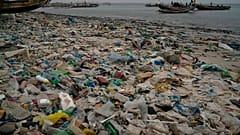 Des déchets et des plastiques jonchent le sable de la plage de Yarakh à Dakar, Sénégal, mardi 8 novembre 2022.