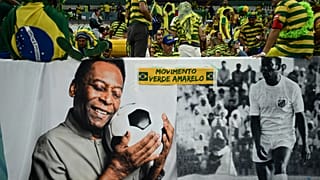 La légende brésilienne Pelé est affichée sur de grandes bannières près de la foule pendant le match de football de la Coupe du monde Qatar 2022 entre le Cameroun et le Brésil.