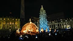 Vista de la Plaza de San Pedro tras la ceremonia de encendido del árbol de Navidad y el belén en el Vaticano, el sábado 3 de diciembre de 2022.