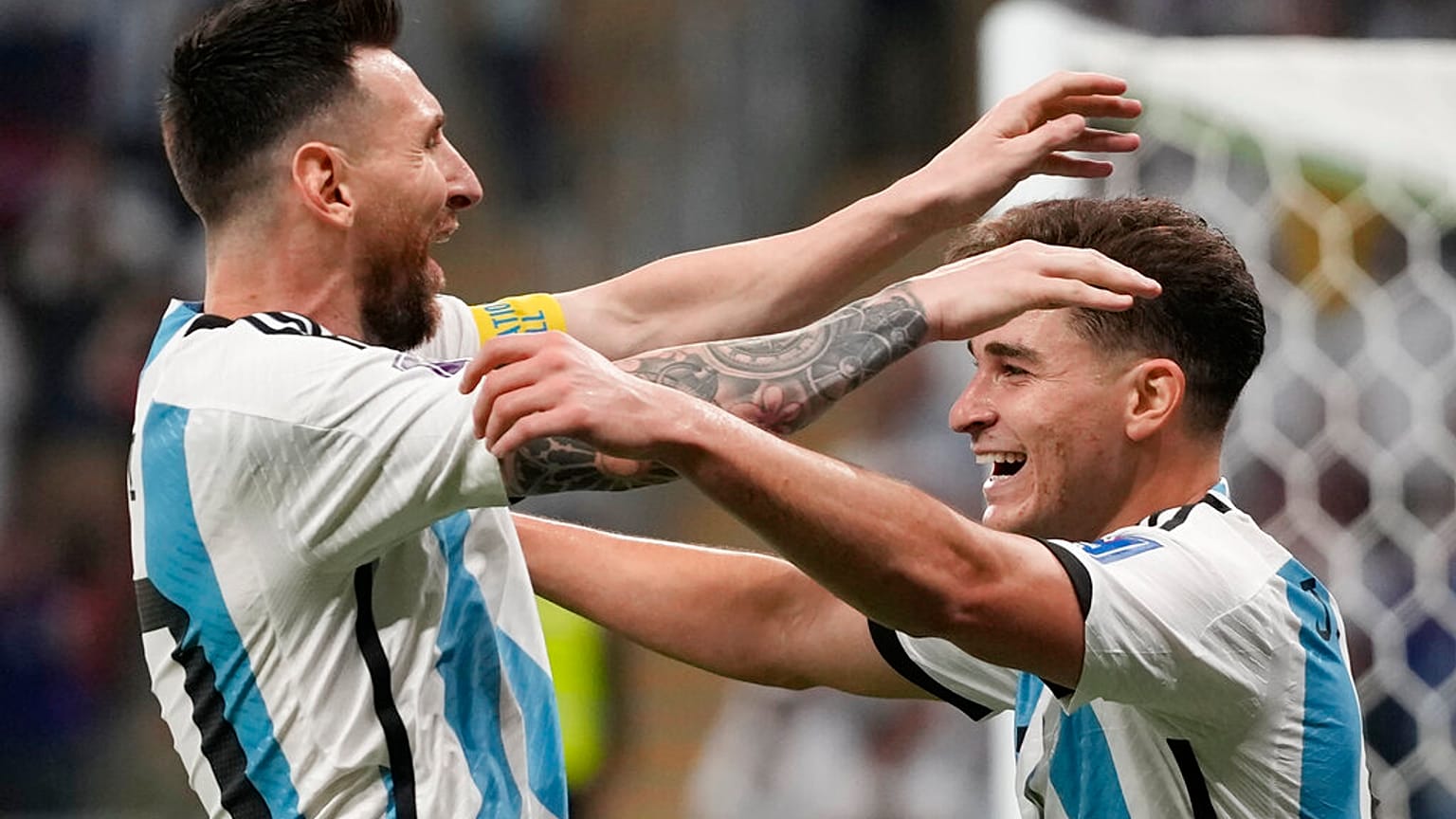 Messi e Alvarez trascinano l'Argentina ai quarti di finale