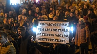 Transzparens a tüntetésen