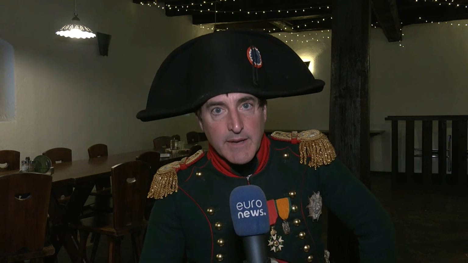 El actor estadounidense Mark Schneider interpreta a Napoleón 