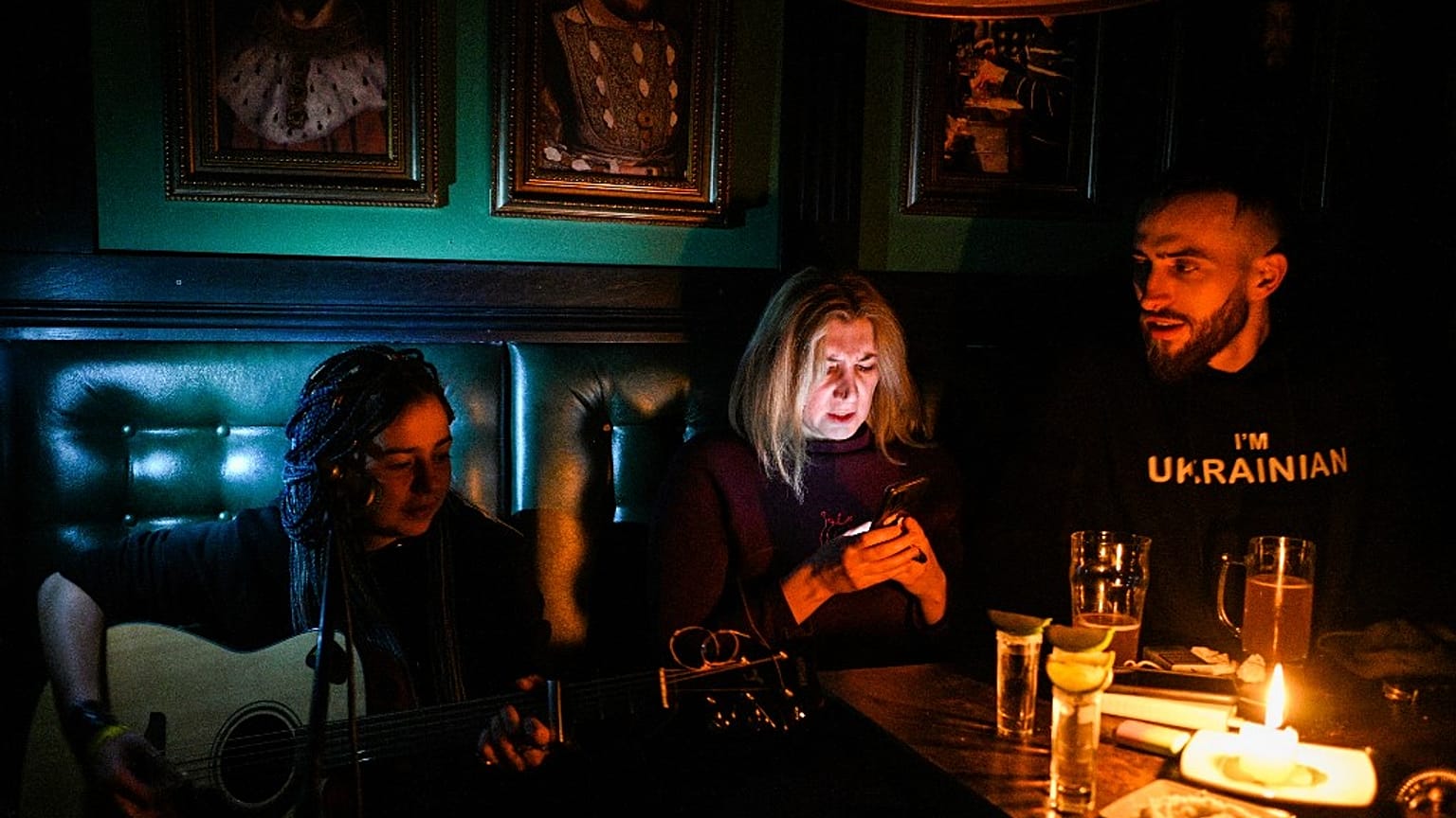 Un concert à la lueur d'une bougie, dans un bar de Lviv, plongé dans le noir, le 2 décembre 2022, Ukraine
