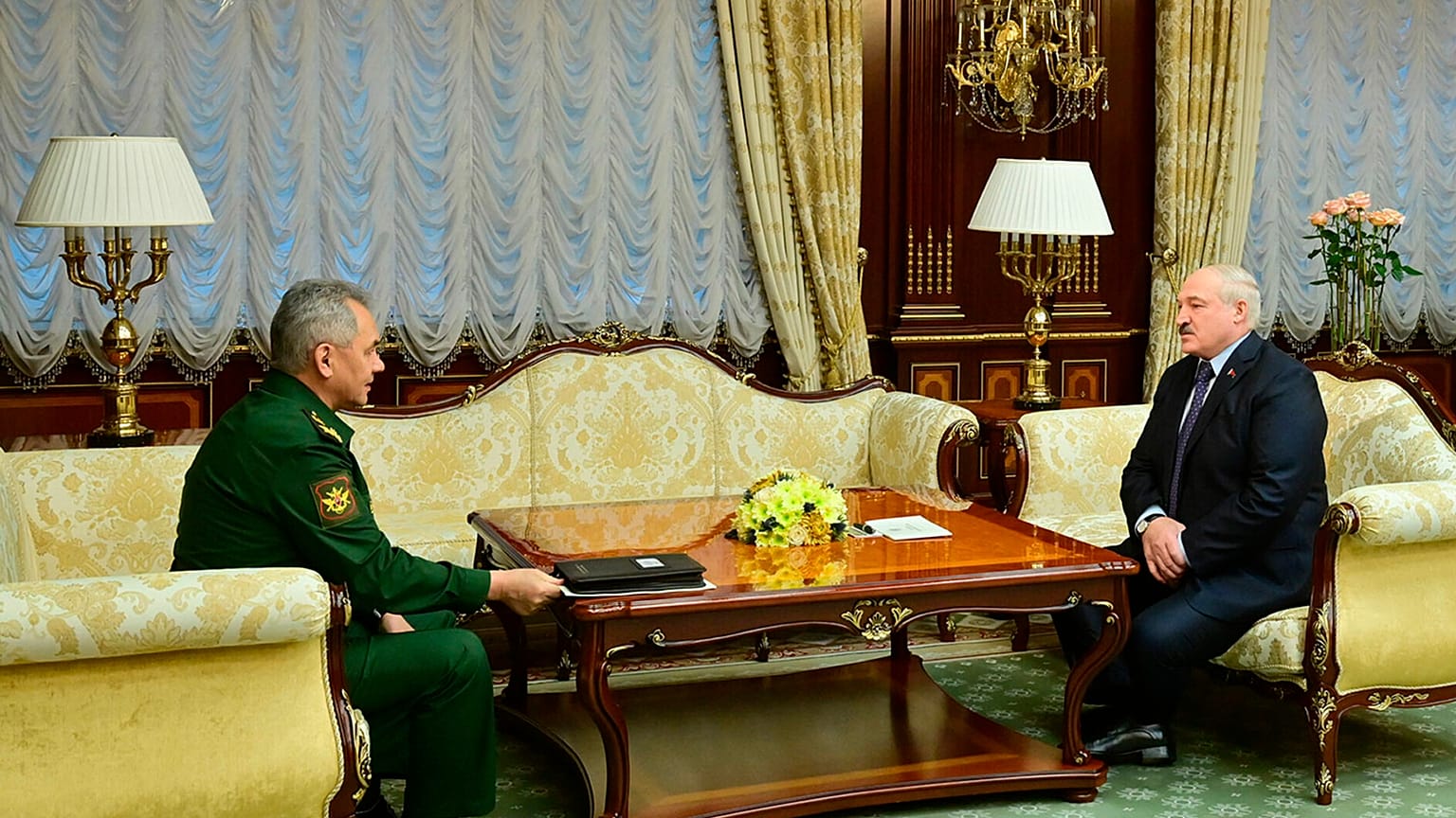 El ministro de Defensa ruso, Serguéi Shoigú, y el presidente bielorruso, Aleksander Lukashenko, en Minsk, Bielorrusia