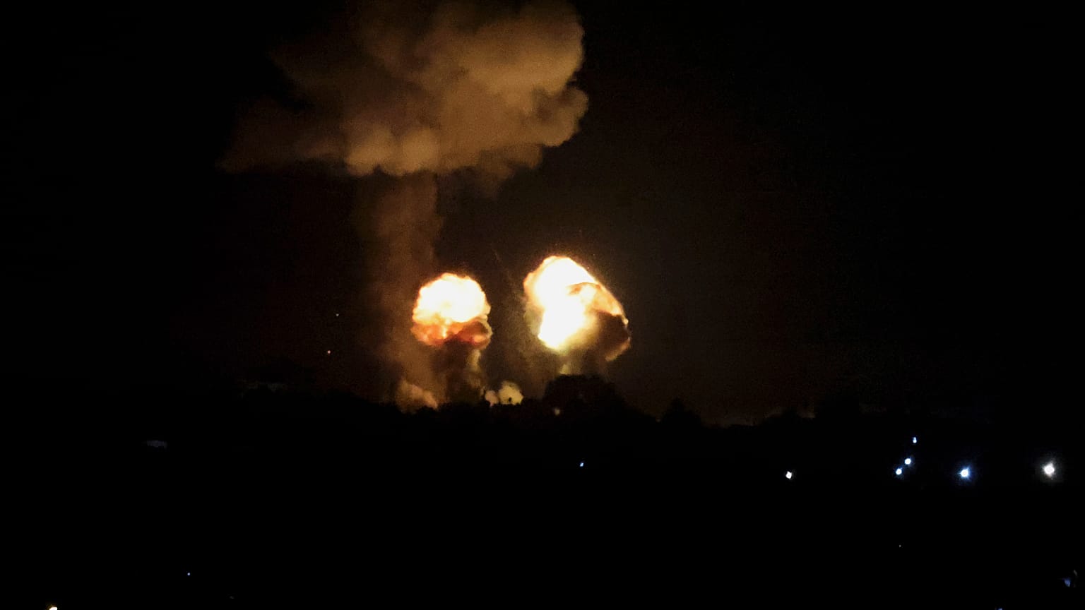 انفجار ناجم عن غارة إسرائيلية في خان يونس - قطاع غزة 04/12/2022