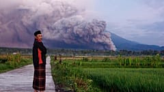 L'eruzione del Monte Semeru, in Indonesia