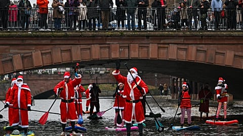 Des personnes déguisées en Père Noël en paddle à Strasbourg