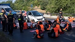 Die "Letzte Generation" bei einer Verkehrsblockade im Juli in Berlin.