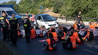 Die "Letzte Generation" bei einer Verkehrsblockade im Juli in Berlin.