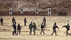 Испанские военные инструкторы обучают группу украинских солдат на военной базе в Толедо, 2 декабря 2022 года.