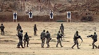 Испанские военные инструкторы обучают группу украинских солдат на военной базе в Толедо, 2 декабря 2022 года.