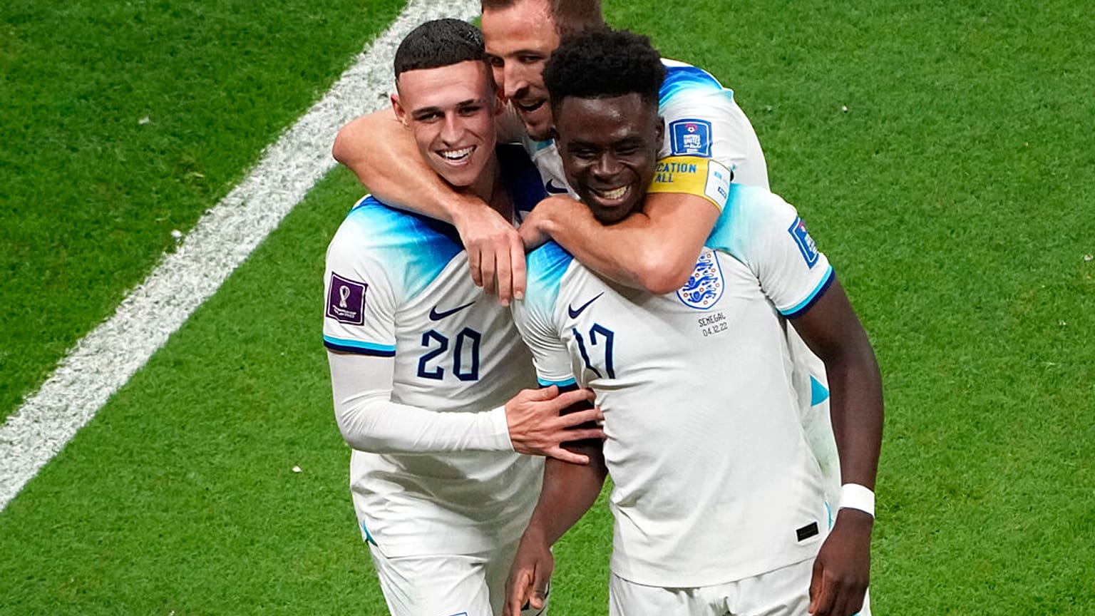 Saka, Foden e Kane festeggiano il terzo gol al Senegal