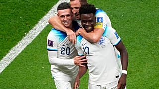 Saka, Foden e Kane festeggiano il terzo gol al Senegal