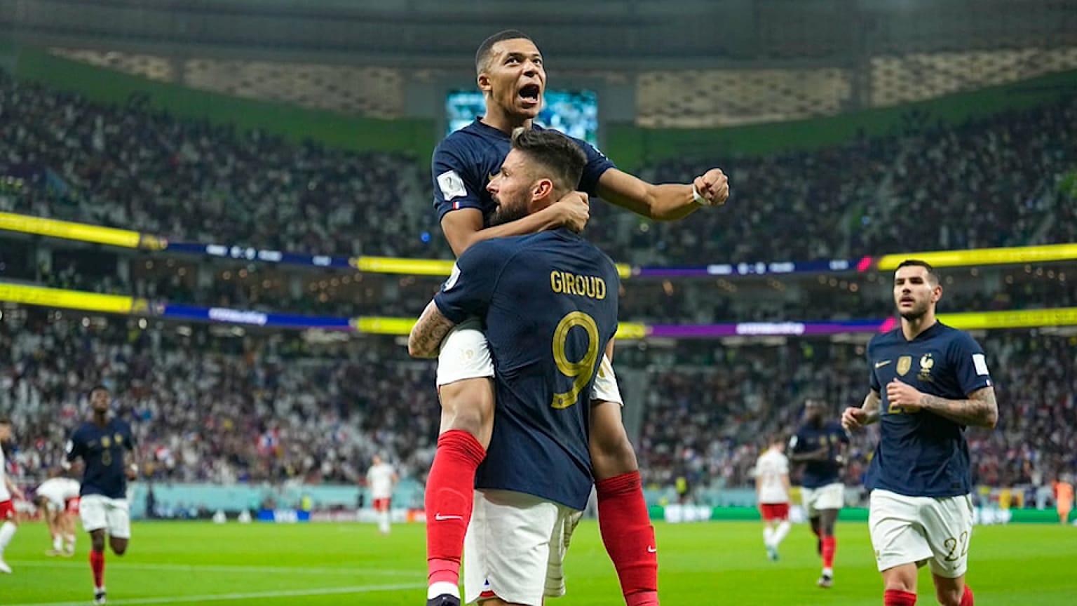 Kylian Mbapée y Olivier Giroud se abrazan