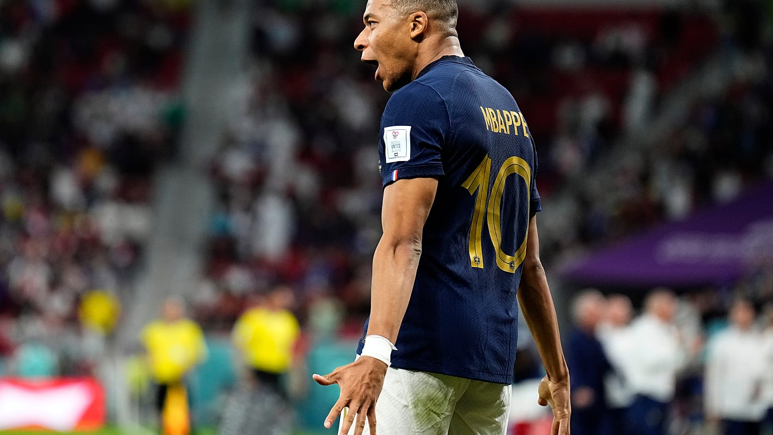 El francés Kylian Mbappe celebra el tercer gol en el estadio Al Thumama en Doha, Qatar, el domingo 4 de diciembre de 2022