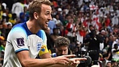 Englands Harry Kane nach dem zweiten englischen Tor im WM-Spiel gegen Senegal, 04.12.2022