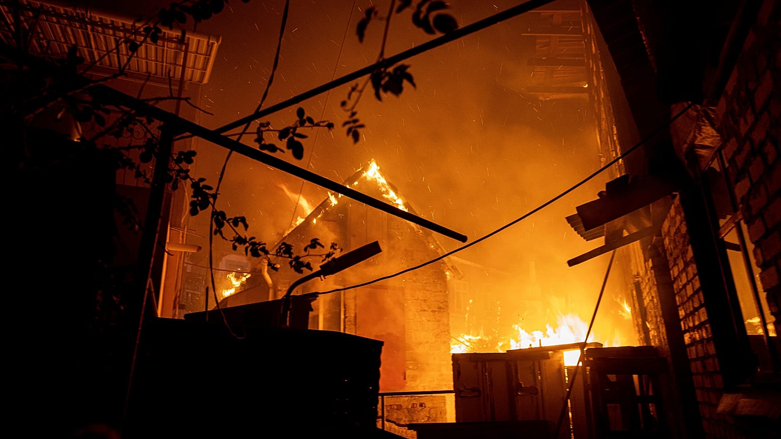 Egy herszoni ház ég, miután bombatalálatot kapott
