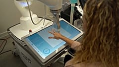 Patientin bei einer Mette Spangsgaard bei einer Ultraschalluntersuchung