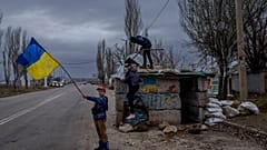 Bambini sventolano una bandiera nella liberata Kherson