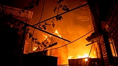 Ataques russos causam a destruição de vários edifícios residenciais.