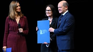 Олаф Шольц вручает премию Ирине Щербаковой