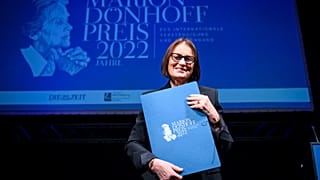 La nobel per la pace Irina Scherbakova ad Amburgo per ricevere il Marion Doenhoff Prize dalle mani del cancelliere tedesco Olaf Scholz
