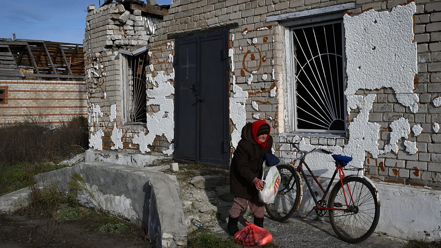 Une femme âgée reçoit de la nourriture à un point d'aide humanitaire mobile dans le village de Zaritchne, région de Donetsk, Ukraine, vendredi 2 décembre 2022.
