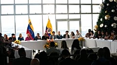 Delegaciones de la guerrilla Ejército de Liberación Nacional (ELN) y el Gobierno colombiano en Caracas (Venezuela), el 21 de noviembre de 2022.
