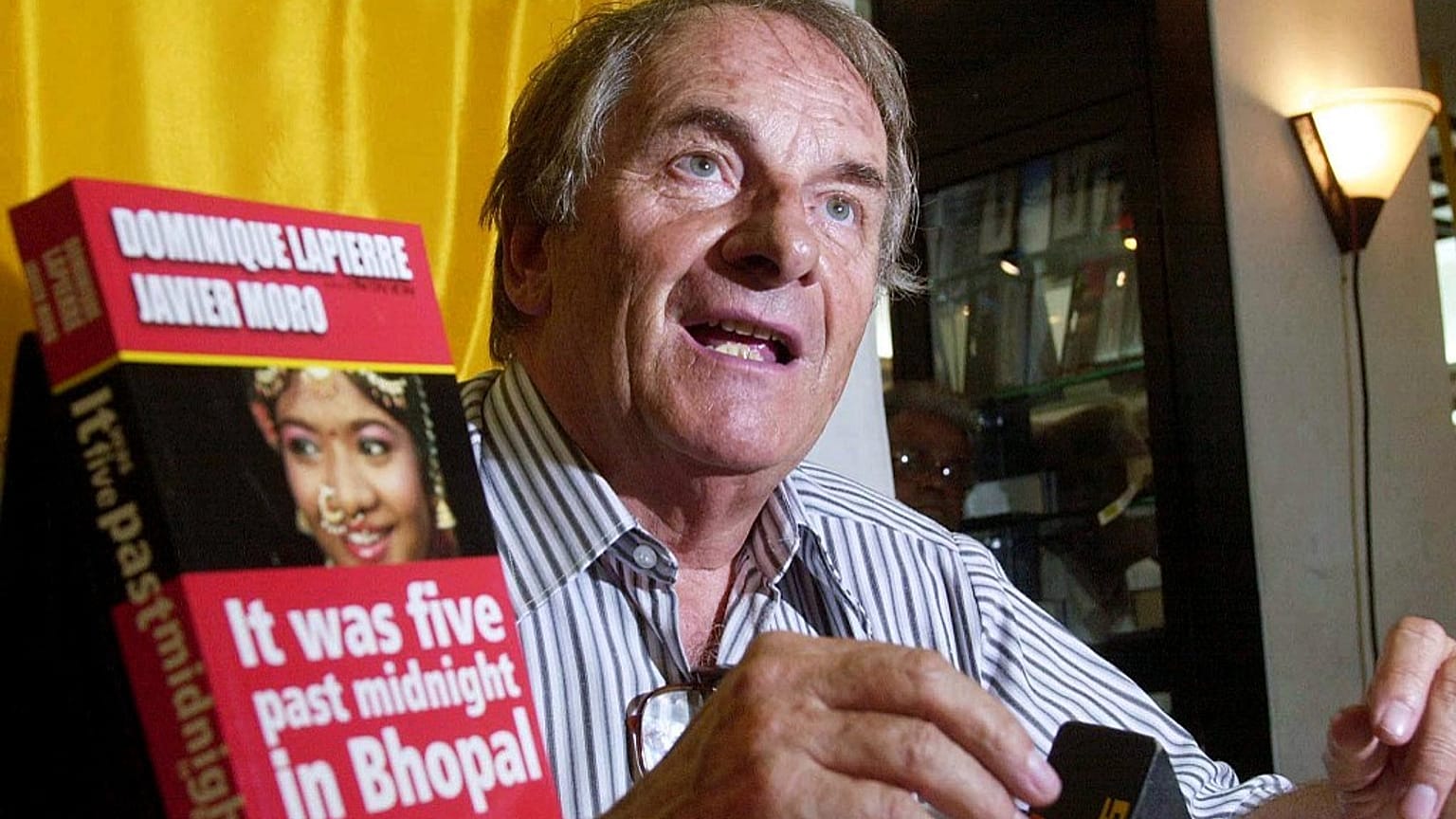 L'essayiste Dominique Lapierre, présentant un de ses ouvrages, le 11/09/2001