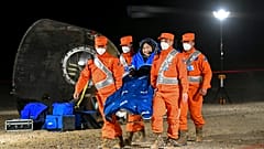 Κινέζα αστροναύτης μετά την επιστροφή της από το Διάστημα