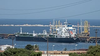 نفت‌کش سن‌سباستین متعلق به شرکت لوک‌اویل روسیه در ۳۱ مه ۲۰۲۲ در نزدیکی سیراکوز