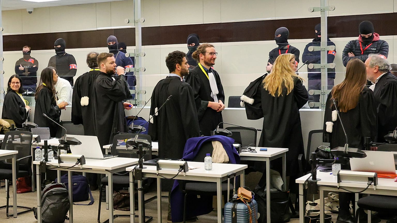 Des avocats parlent avec des accusés au début du procès des attentats de Bruxelles, lundi 5 décembre 2022.