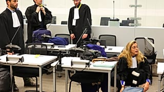 Membros das equipas jurídicas na sessão do tribunal que decorre num edifício perto da sede da NATO