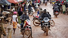Des chauffeurs de moto taxi à Freetown, au Sierra Leone
